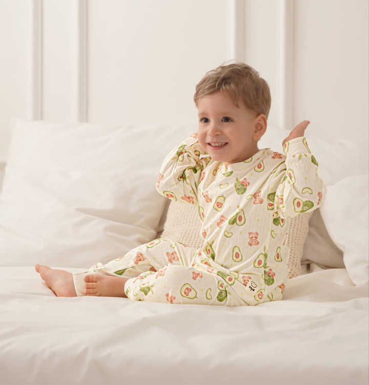 ست راحتی تیشرت آستین کوتاه و شلوار نوزادی طرح آووکادو 6 ماه تا 4 سال